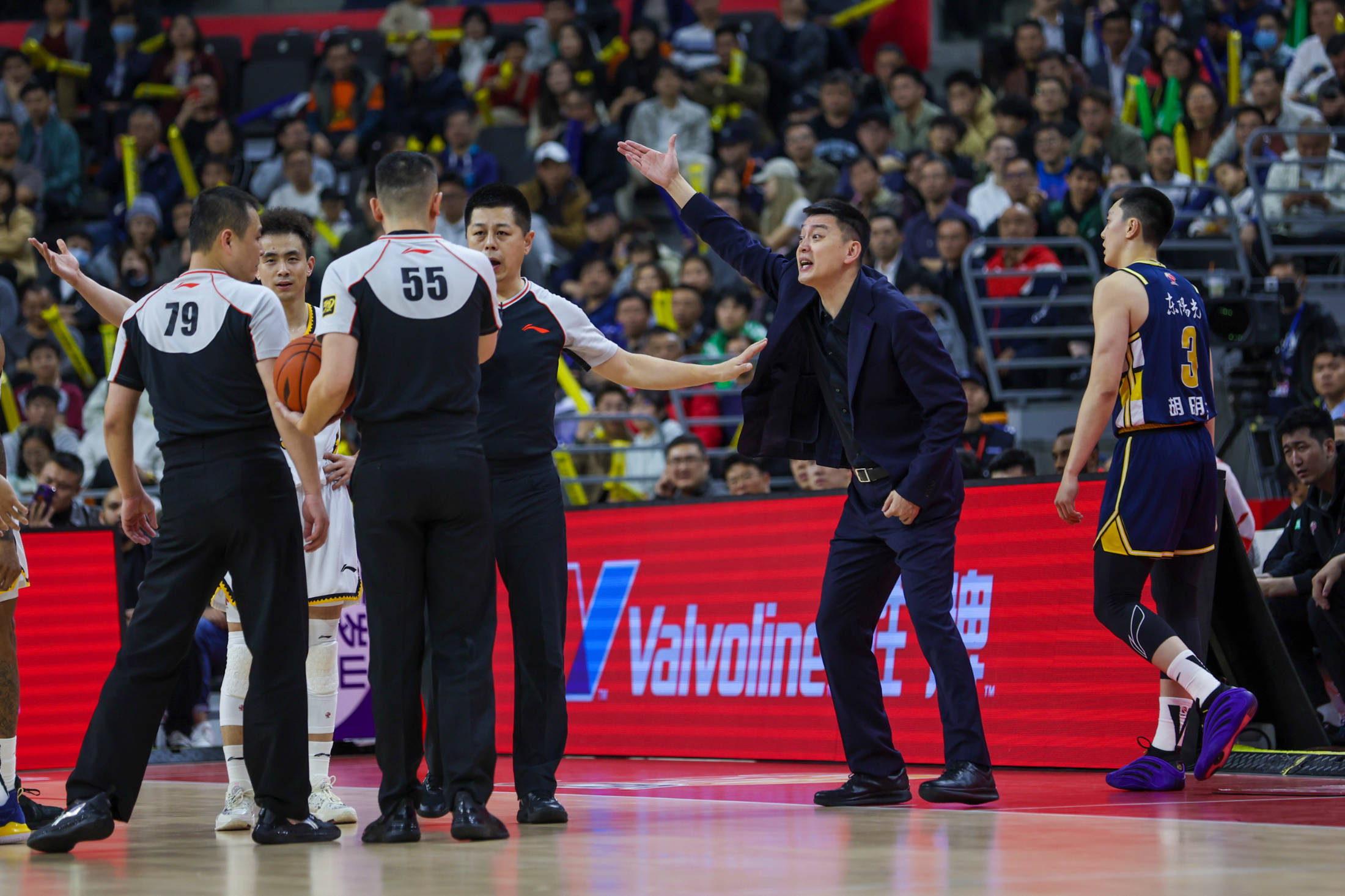 江南体育入口关于夏洛特黄蜂迎CBA季后赛关键赛，关键时刻临场应变，质疑声仍在，医务组通报恢复的信息